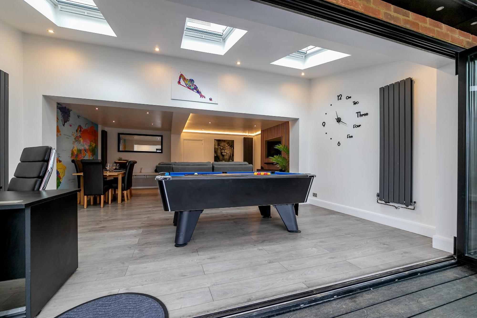 Holiday home Contractors Dream~pool Table~close To Luton Airport~three Double Bedrooms *