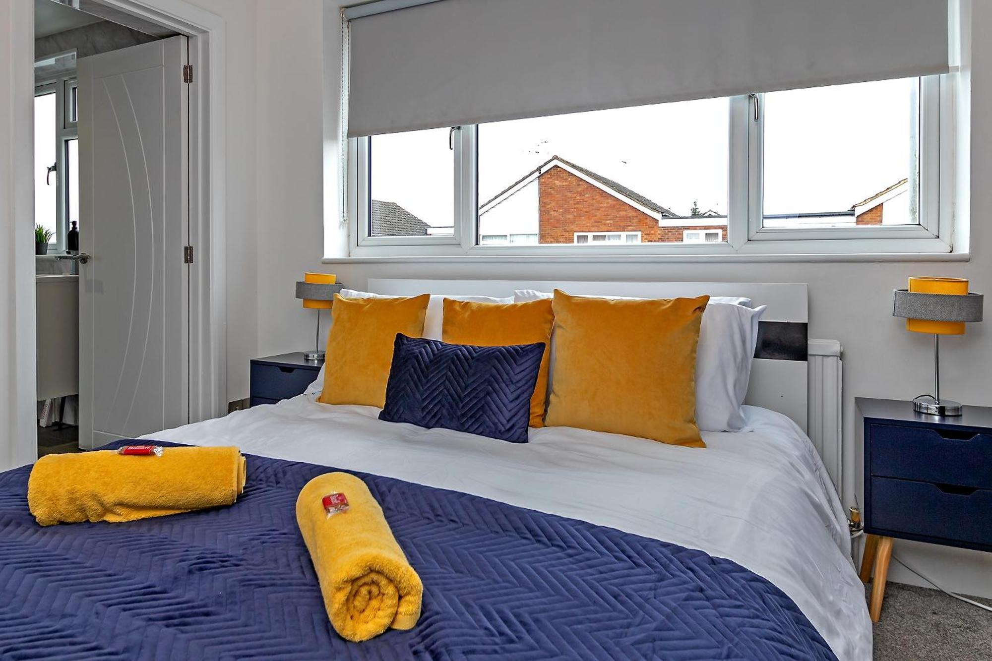 Contractors Dream~pool Table~close To Luton Airport~three Double Bedrooms Holiday home