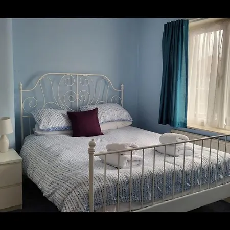 Contractors Dream~Pool Table~Close To Luton Airport~Three Double Bedrooms Exterior photo