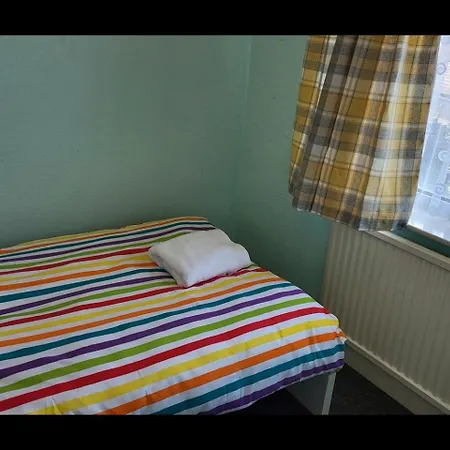 Contractors Dream~Pool Table~Close To Luton Airport~Three Double Bedrooms Exterior photo