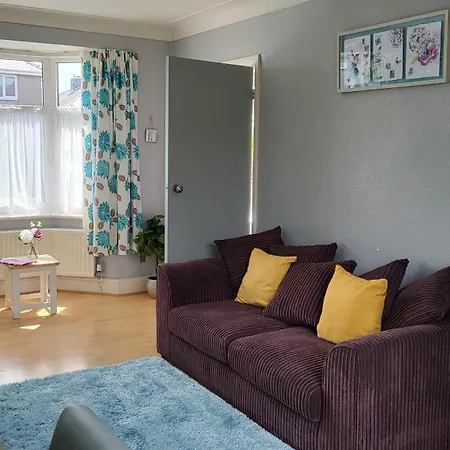 Contractors Dream~Pool Table~Close To Luton Airport~Three Double Bedrooms Exterior photo