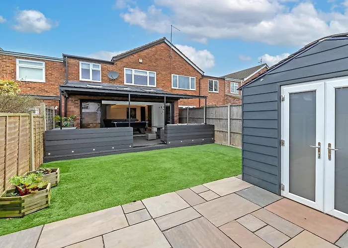 Contractors Dream~Pool Table~Close To Luton Airport~Three Double Bedrooms