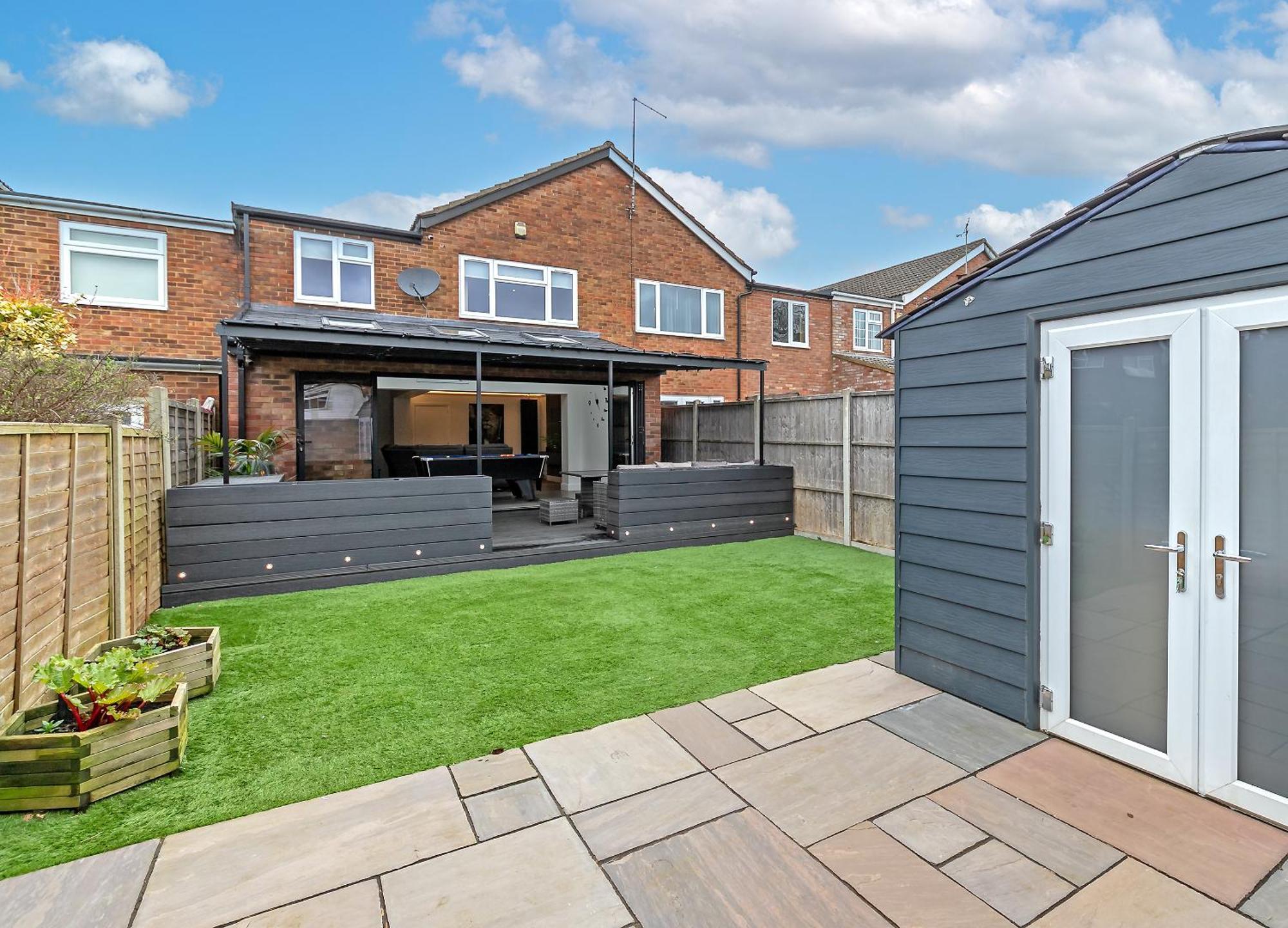 Contractors Dream~pool Table~close To Luton Airport~three Double Bedrooms Holiday home *