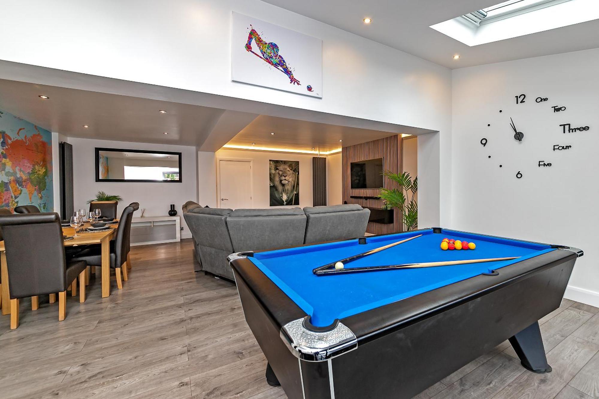 Contractors Dream~pool Table~close To Luton Airport~three Double Bedrooms *