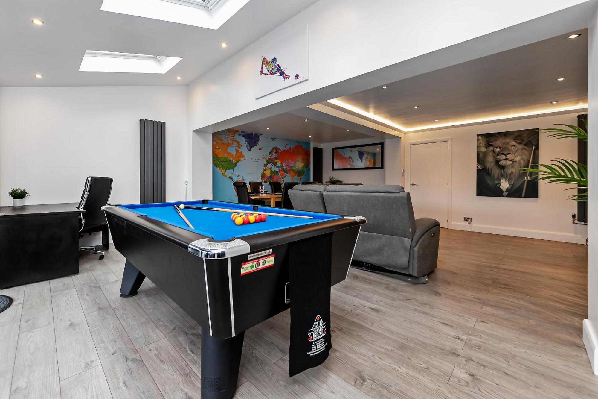 Contractors Dream~pool Table~close To Luton Airport~three Double Bedrooms Holiday home *