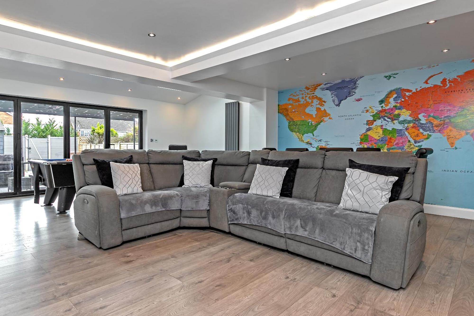 Contractors Dream~pool Table~close To Luton Airport~three Double Bedrooms