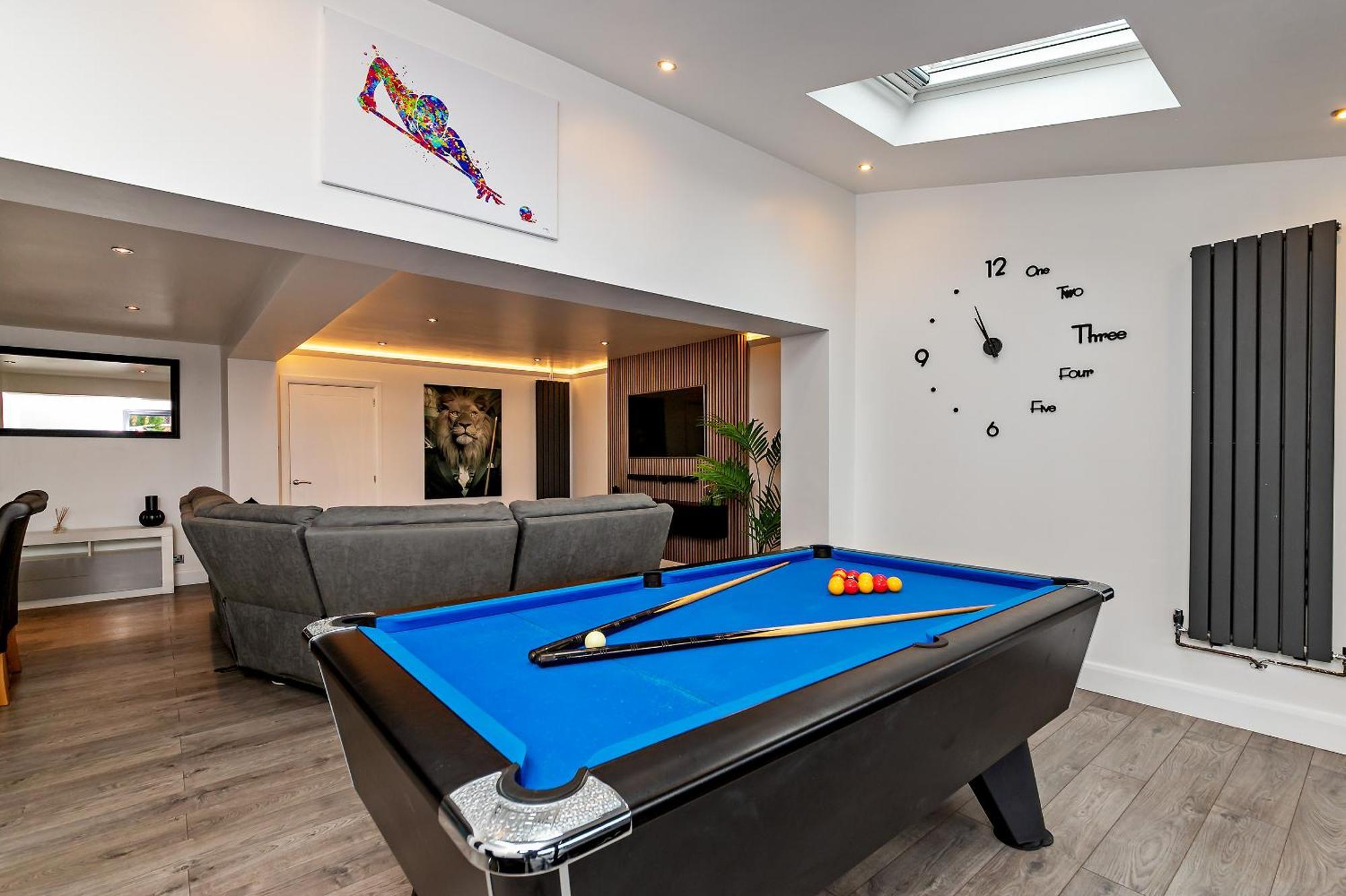 Contractors Dream~pool Table~close To Luton Airport~three Double Bedrooms Holiday home *
