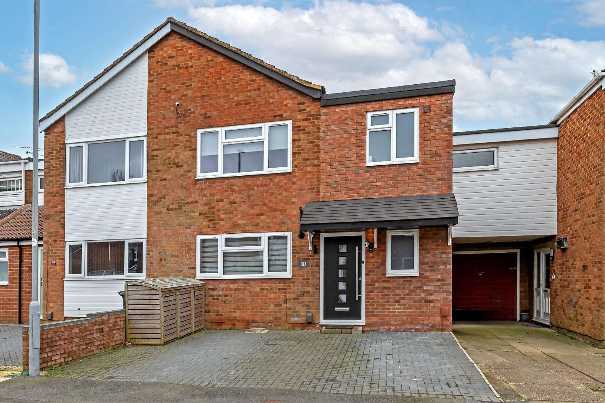 Contractors Dream~pool Table~close To Luton Airport~three Double Bedrooms Luton (Bedfordshire)
